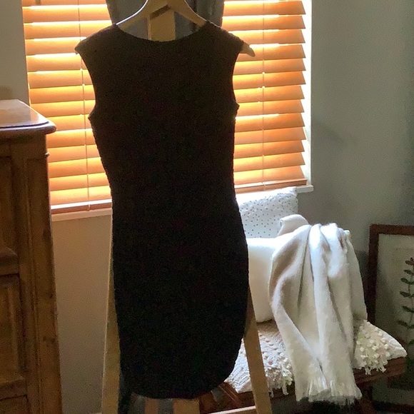 Elegant Black Sleeveless Dress - Picture 4 of 7